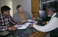 Negociación en la oficina de comercio de gemas en Jaipur, India